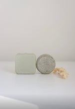 Load image into Gallery viewer, Barres solides duo shampooing et revitalisant : carrée claire et ronde sombre