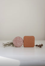 Load image into Gallery viewer, Barres solides duo shampooing et revitalisant : disque rose et savon rectangulaire brun