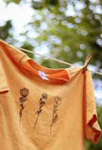 Charger l'image dans la galerie, T-shirt en coton biologique Zarits orange, gros plan sur l’imprimé de tiges et feuilles