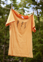 Charger l'image dans la galerie, T-shirt en coton biologique Zarits orange avec imprimé de tiges de fleurs au centre