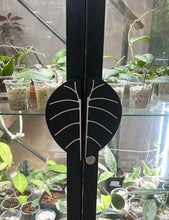 Charger l'image dans la galerie, Poignée IKEA Alocasia velours noir, disque rond à nervures façon feuille