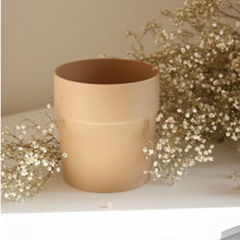 Charger l'image dans la galerie, Cache-pot beige cylindrique, bord supérieur visible, intérieur brun.
