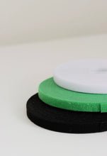 Charger l'image dans la galerie, Attache plante en velcro vert et noir, bande ronde en vue latérale