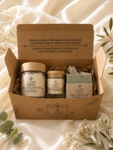 Charger l'image dans la galerie, Coffret cadeau ouvert avec plusieurs pots ZARITS, bougies et savons dans un coffret brun.