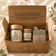 Charger l'image dans la galerie, Coffret cadeau ouvert avec plusieurs pots ZARITS, bougies et savons dans un coffret brun.