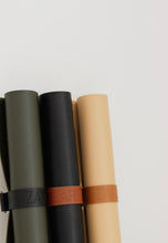 Charger l'image dans la galerie, Rouleaux de tapis de rempotage en cuir olive, noir et beige, sangles brunes.