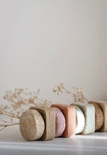 Load image into Gallery viewer, Barres solides duo shampooing et revitalisant, mélange beige, brun, rose, blanc