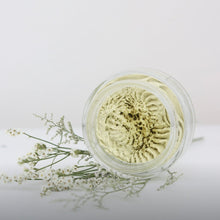 Load image into Gallery viewer, Beurre corporel fouetté à la texture tourbillonnée verte, pot en verre ouvert