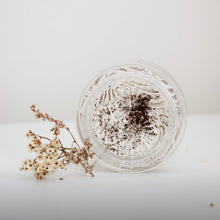 Charger l'image dans la galerie, Beurre fouetté exfoliant au café en pot, vue du dessus avec grains de café dans le beurre