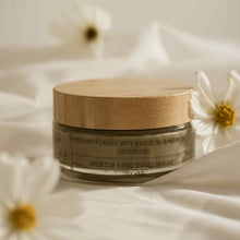 Charger l'image dans la galerie, Pot de soin cosmétique avec couvercle en bois et étiquette sur fond clair