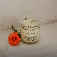 Load image into Gallery viewer, Bougie en pot blanc à l’étiquette « Sapin & orange douce », fleurs orange