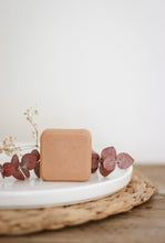 Charger l'image dans la galerie, Revitalisant à la lavande, à l'hibiscus & à la camomille -tous les types de cheveux