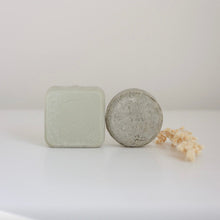 Charger l'image dans la galerie, Barre de shampooing solide : face rectangulaire pâle et face ronde grise