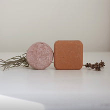 Charger l'image dans la galerie, Shampoing solide : pastille rose pâle et barre rectangulaire brune