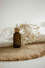 Load image into Gallery viewer, Flacon d’huile essentielle ZARIS ambré avec pipette et fleurs séchées blanches