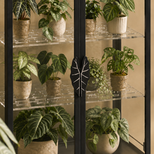 Load image into Gallery viewer, Poignée noire de meuble, fixée sur le montant vertical du cabinet