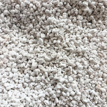 Charger l'image dans la galerie, Perlite horticole en vrac, granulés blancs visibles