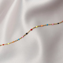 Load image into Gallery viewer, Bracelet doré à perles multicolores (noir, rose, vert, bleu) sur chaîne fine