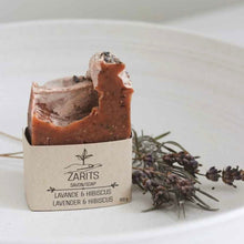 Load image into Gallery viewer, Savon exfoliant en pain beige, avec étiquette ZARITS et fleurs de lavande séchées