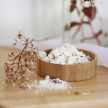 Load image into Gallery viewer, Lait de bain en poudre avec pétales de rose dans un bol en bois
