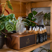 Charger l'image dans la galerie, Diffuseur à nébulisation en verre avec vapeur, posé sur un coffret bois