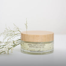 Load image into Gallery viewer, Beurre corporel fouetté Matcha & Patchouli, pot en verre avec couvercle beige