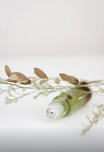 Load image into Gallery viewer, Roll-on à bille vert, vue du bouchon et de la bille métallique