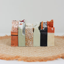 Load image into Gallery viewer, Paquet de savons : barres blanches, beige et noires, avec touches orange et marron