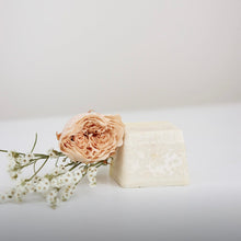 Load image into Gallery viewer, Barre démaquillante ivoire près d’une rose pâle.