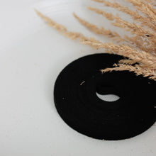 Load image into Gallery viewer, Attache plante en velcro noir, bande ronde avec œillet central