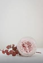 Charger l'image dans la galerie, Pot de beurre fouetté exfoliant Lavande & Hibiscus, crème rose pâle tourbillonnée