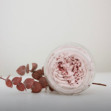 Charger l'image dans la galerie, Pot de beurre fouetté exfoliant Lavande & Hibiscus, crème rose pâle tourbillonnée