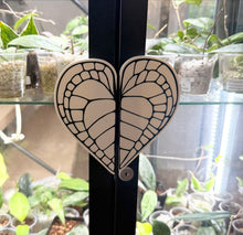 Charger l'image dans la galerie, Poignée de cabinet IKEA, motif cœur en mosaïque noire et contours blancs, fixation centrale