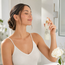Load image into Gallery viewer, Flacon d’eau florale de rose blanc avec spray