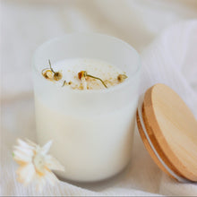Load image into Gallery viewer, Bougie anti-moustique ZARITS dans un pot blanc, mèche visible et couvercle en bois