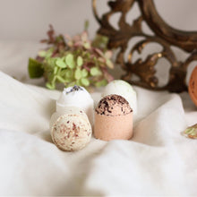 Load image into Gallery viewer, Boules de bain effervescentes, sphères blanches et rosées sur tissu