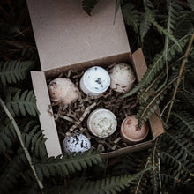 Load image into Gallery viewer, Coffret ZARITS ouvert avec boules de bain effervescentes et petite horloge
