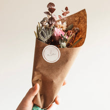 Charger l'image dans la galerie, Bouquet de fleurs séchées en papier kraft, fleurs roses, bordeaux et blanches.