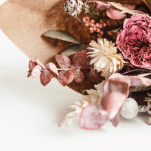 Charger l'image dans la galerie, Bouquet de fleurs séchées en papier kraft, pivoines roses et fleurs blanches.