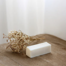Load image into Gallery viewer, Barre de massage blanche, avec herbes séchées d’eucalyptus et lavande.