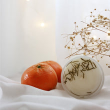 Load image into Gallery viewer, Bougie parfumée orange douce, et bougie blanche aux brins de sapin