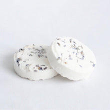 Load image into Gallery viewer, Deux galets de bain moussant blancs parsemés de fleurs séchées