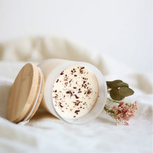 Load image into Gallery viewer, Bougie parfumée en pot blanc avec couvercle en bois et cire à grains visibles