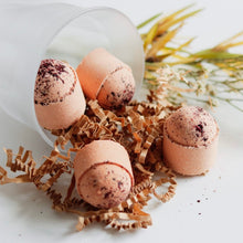 Load image into Gallery viewer, Boules de bain effervescentes orange foncé avec copeaux, dans un bol