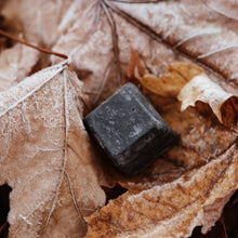Load image into Gallery viewer, Dentifrice solide au charbon noir : bloc compact en forme cubique.