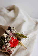 Load image into Gallery viewer, Petit bouquet de fleurs séchées en papier brun, fleurs rouge et blanches, herbes.