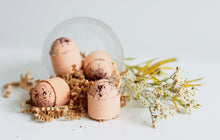 Charger l'image dans la galerie, Boule de bain effervescente à l’orange douce et aux pétales de rose