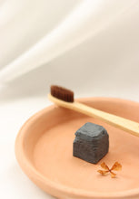 Charger l'image dans la galerie, Dentifrice solide au charbon noir et à la menthe poivrée