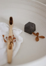 Charger l'image dans la galerie, Dentifrice solide au charbon noir et à la menthe poivrée