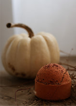 Charger l'image dans la galerie, Boule de bain effervescente à l’orange douce et aux pétales de rose